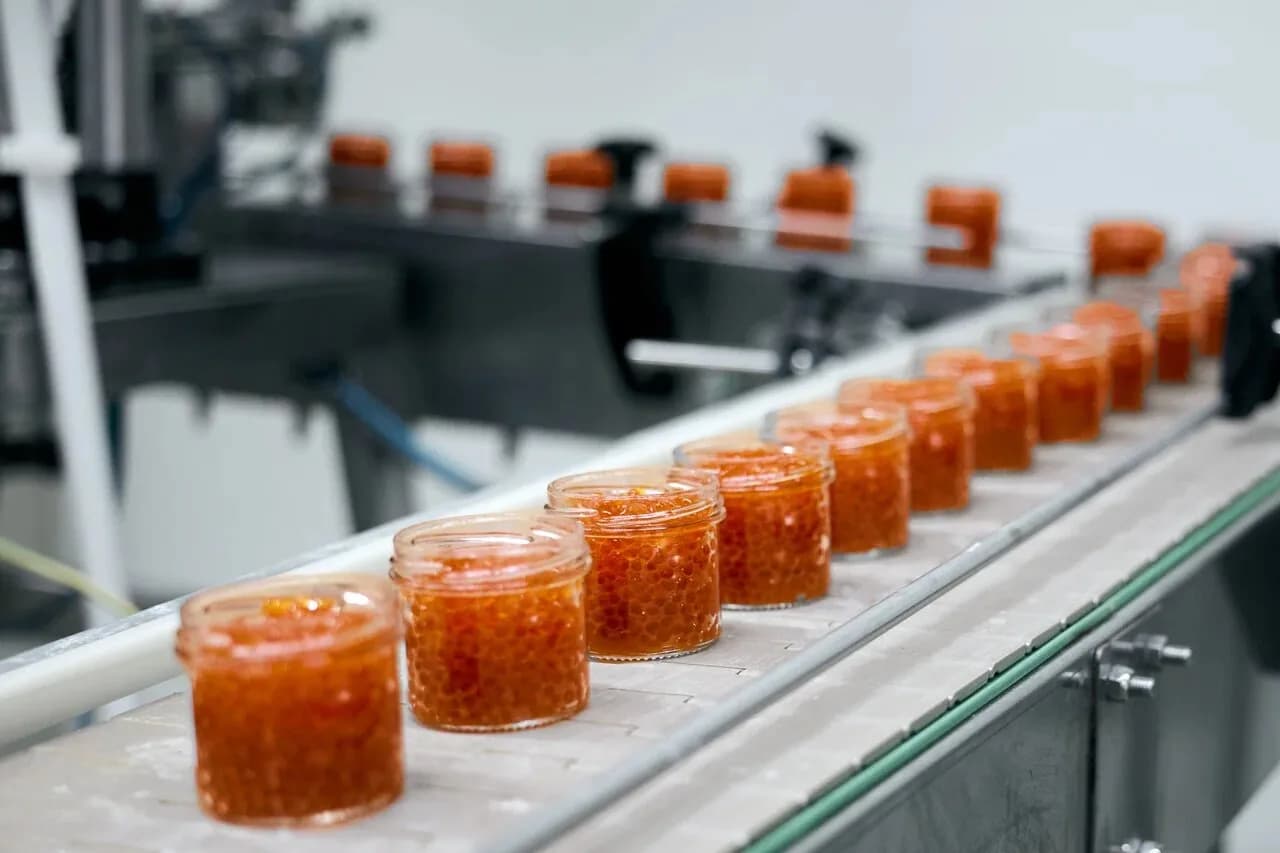 Фасовка красной икры в банки на линии